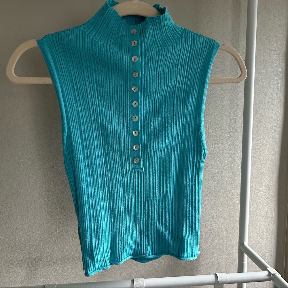 ⭐️ Zara sleeveless ribbed turtleneck with shell buttons